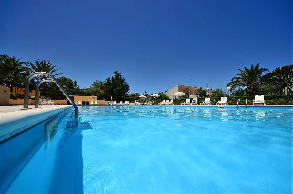 Calanica Resort تْشيفالو