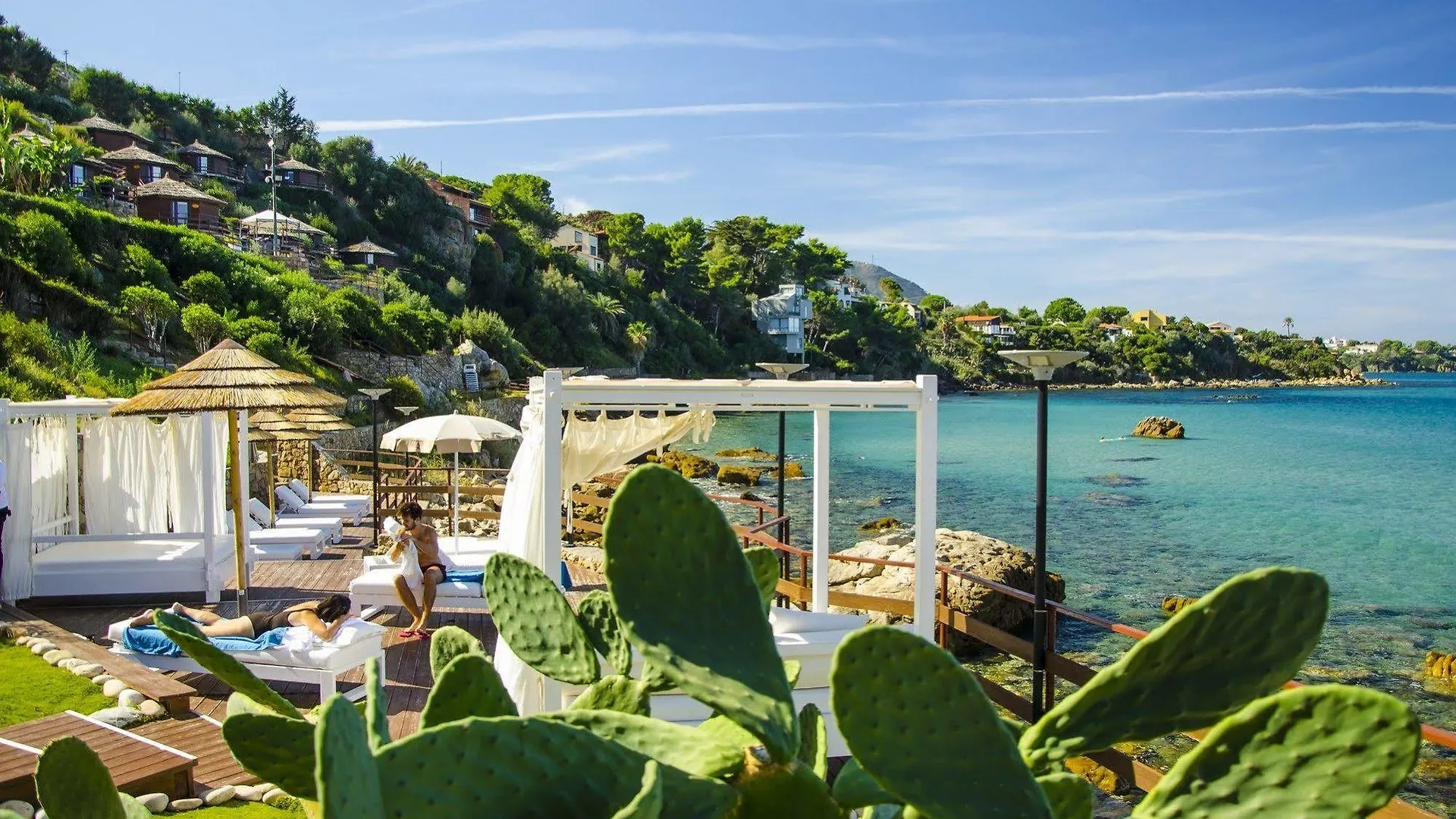 Calanica Resort تْشيفالو